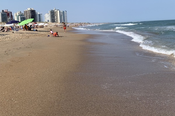 Playa Brava a 1 cuadra.