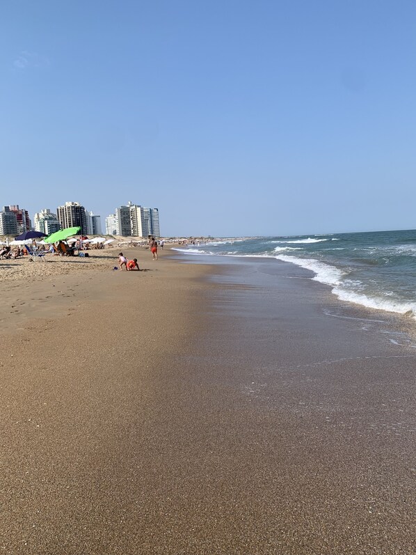 Nära stranden och solstolar