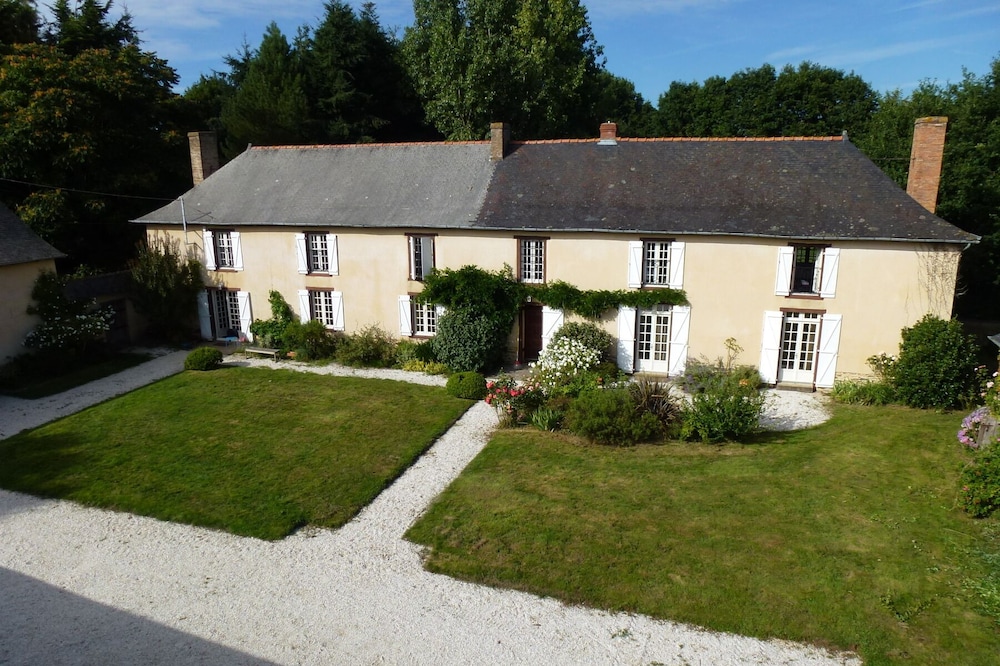 House 315 sqm, Rennes, 15 people, heated pool