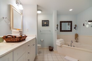 Une salle de bain avec une baignoire, un lavabo, des toilettes et une douche.