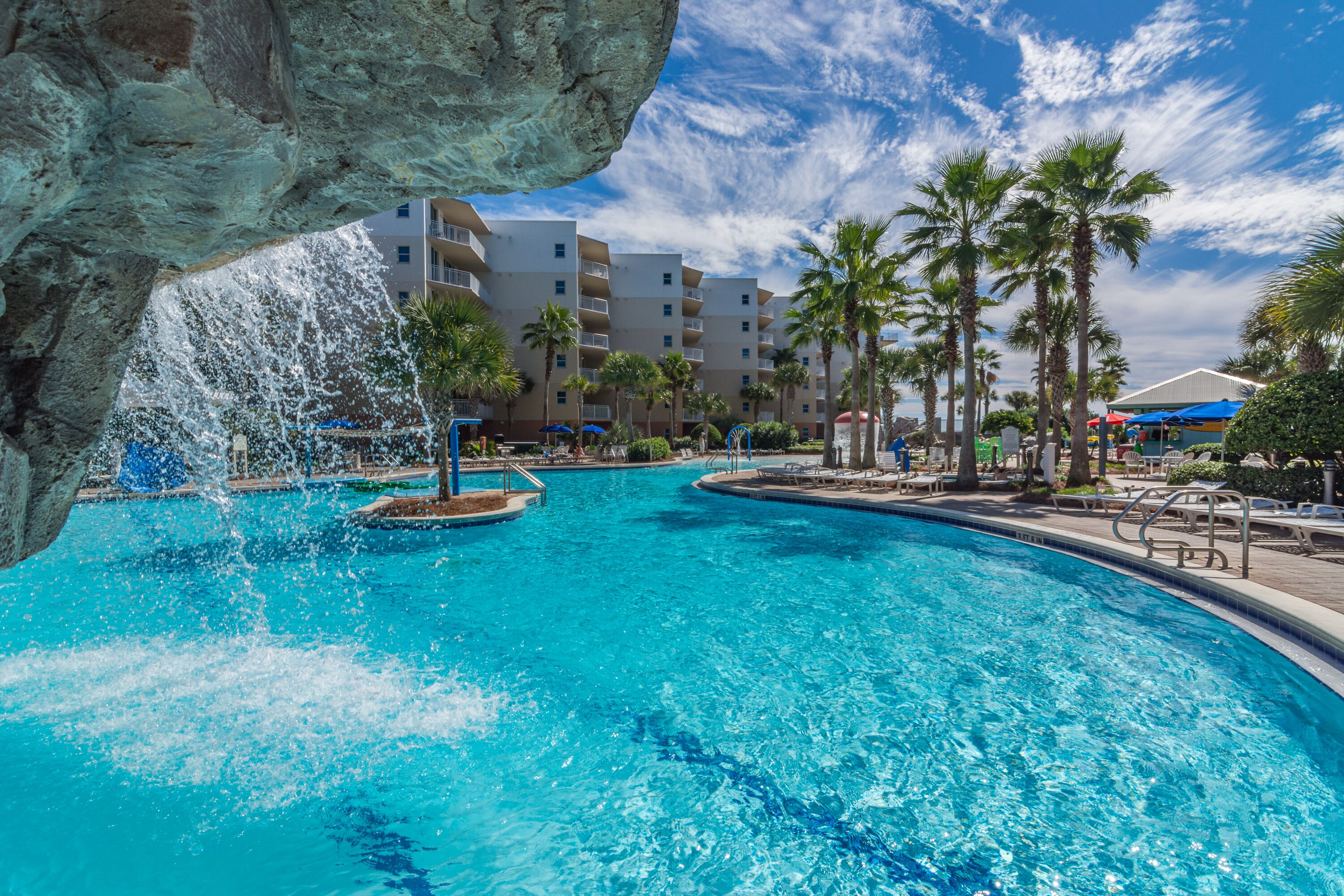 Utendørsbasseng og et evighetsbasseng