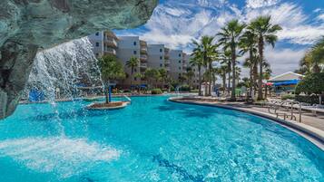 Utendørsbasseng og et evighetsbasseng