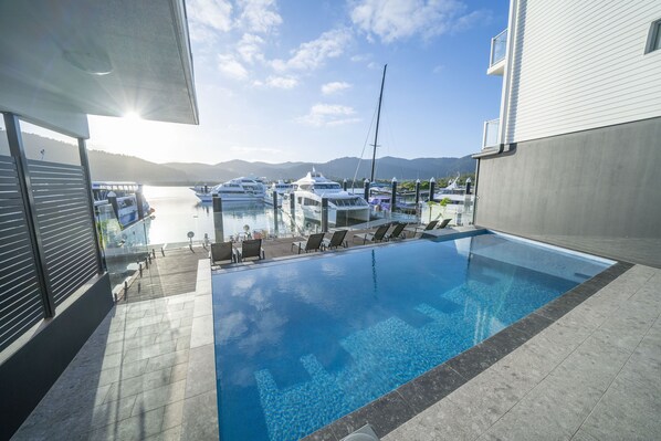 Piscine extérieure, piscine chauffée, chaises longues