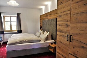 客房内保险箱、办公桌、隔音、熨斗/熨板