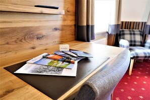 客房内保险箱、办公桌、隔音、熨斗/熨板