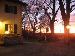 Front of property - evening/night - Der Obere Wirt zum Queri (Andechs)