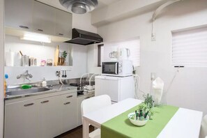 アパートメント 808 | 専用簡易キッチン | 冷蔵庫、電子レンジ、コンロ、調理器具と食器