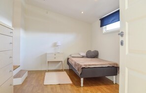 2 bedrooms, travel cot, free WiFi, bed sheets
