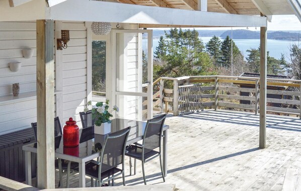 Outdoor dining - Nice home in Uddevalla with WiFi (Uddevalla)