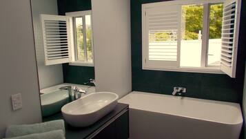 Tina, secadora de cabello, toallas, jabón