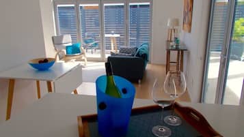 Smart TV, chimenea, libros y estéreo