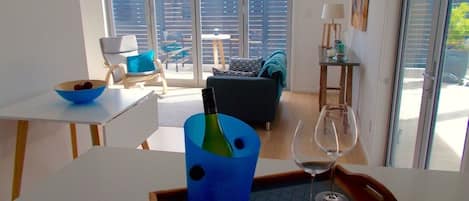 TV connectée, cheminée, livres, chaîne hi-fi