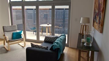 Smart TV, chimenea, libros y estéreo