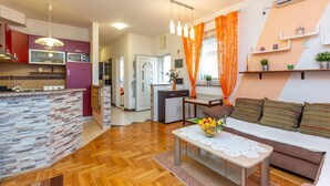 Ein modernes Apartment mit Küche, Essbereich und Wohnzimmer.