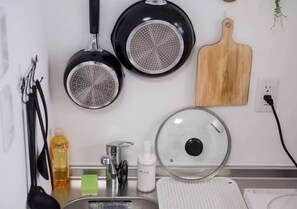 Chambre (Apartment 201) | Coin cuisine privé | Mini réfrigérateur, micro-ondes, plaque de cuisson