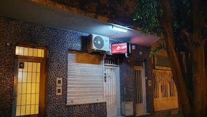 Front of property - evening/night - Hostel Hostal Caballito Blanco (Santa Fe)