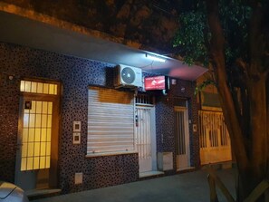 Front of property - evening/night - Hostel Hostal Caballito Blanco (Santa Fe)
