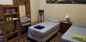 Kahden hengen huone, jaettu kylpyhuone | Ilmainen Wi-Fi, pääsy pyörätuolilla