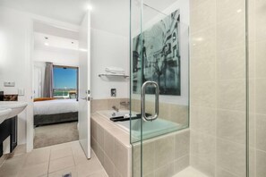 Deluxe Apartment | Bathroom | Separate tub and shower, hydromassage showerhead, free toiletries - Auckland Viaduct Chic Waterfront Views (Auckland)
