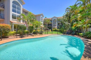 Outdoor pool - Beautiful 2 Bedroom Retreat  ( 1 min from tramline) (Surfers Paradise)