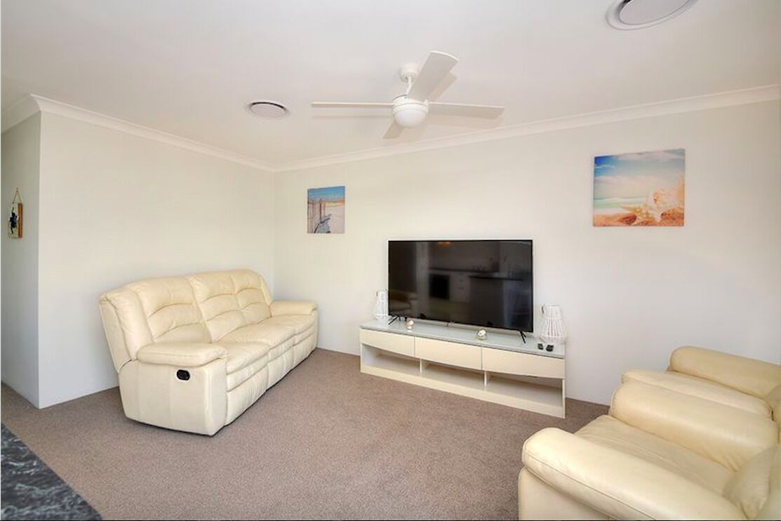 Beautiful 2 Bedroom Retreat  ( 1 min from tramline)