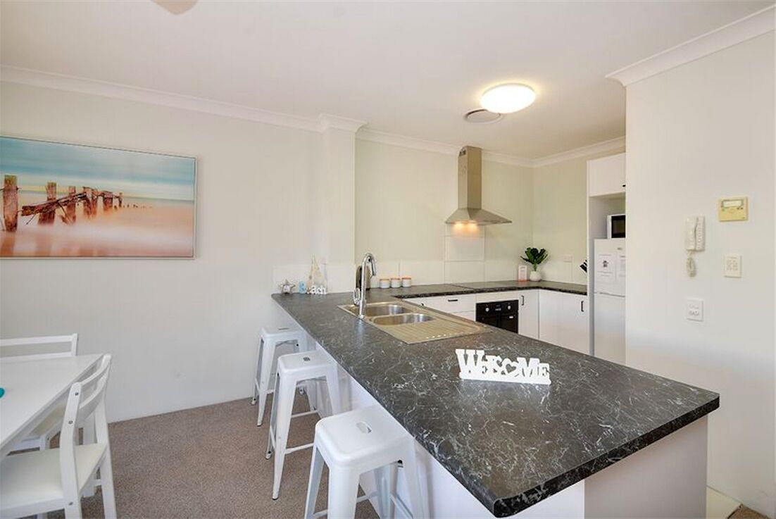 Beautiful 2 Bedroom Retreat  ( 1 min from tramline)