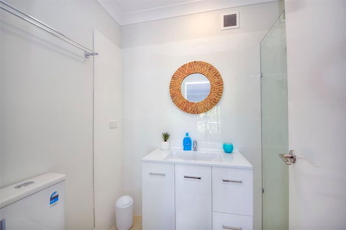 Beautiful 2 Bedroom Retreat  ( 1 min from tramline) — image 11