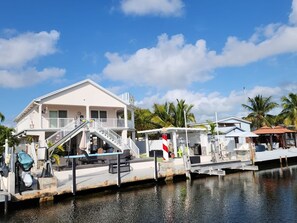 Exterior - Beautiful 3 bed/3 bath Canal Home with Ocean Access in Key largo - 60 foot Dock (Key Largo)