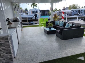 Outdoor dining - Beautiful 3 bed/3 bath Canal Home with Ocean Access in Key largo - 60 foot Dock (Key Largo)