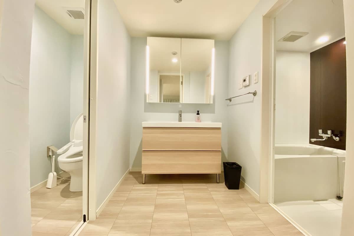 separate bathtub and shower, deep-soaking bathtub, free toiletries