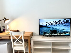 Habitación estándar con 2 camas individuales, para no fumadores, refrigerador | Sala de estar | Televisión de pantalla plana 