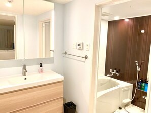 Superior Twin kamer, niet-roken, koelkast & magnetron (Top Floor) | Badkamer | Een aparte badkuip en douche, een diep bad, gratis toiletartikelen