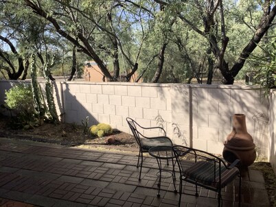 Clean and Quiet Central Tucson Retreat