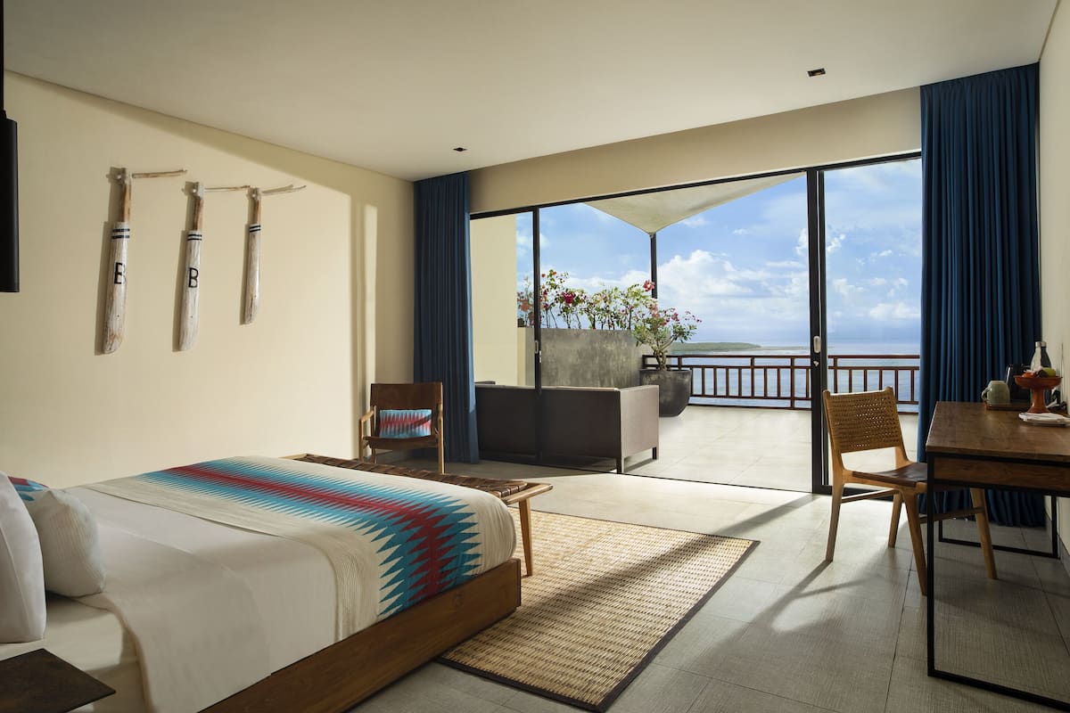 Suite, uitzicht op oceaan | 1 slaapkamer, luxe beddengoed, een minibar, een kluis op de kamer