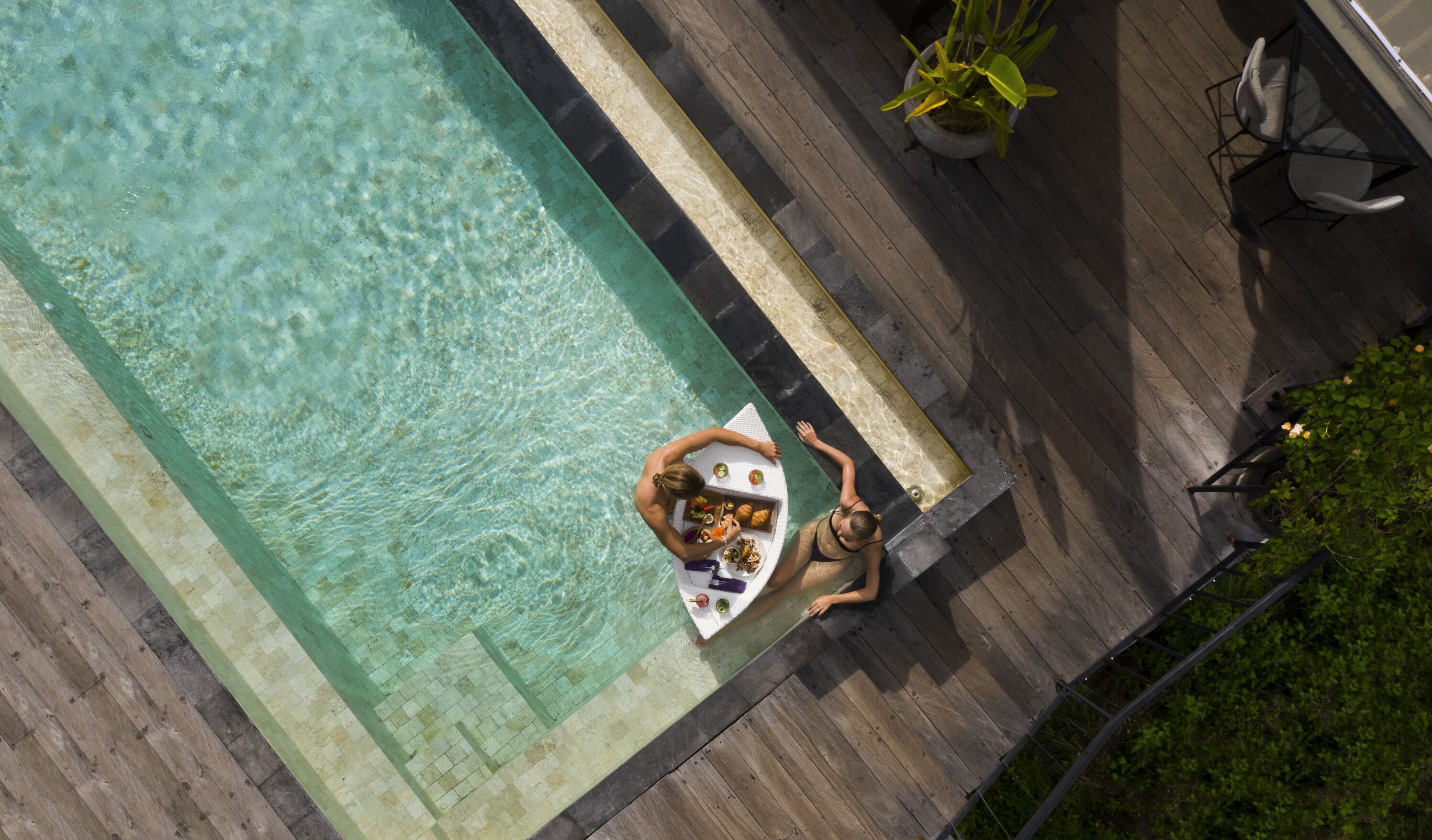 Una piscina al aire libre