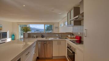 House, 3 Bedrooms | Private kitchen | Full-sized fridge, microwave, oven, stovetop