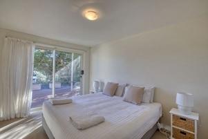 3 habitaciones, tabla de planchar con plancha y ropa de cama