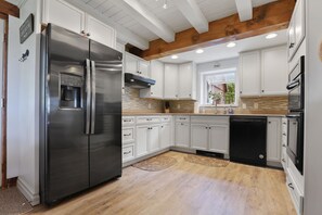 雪櫃、微波爐、焗爐、爐具