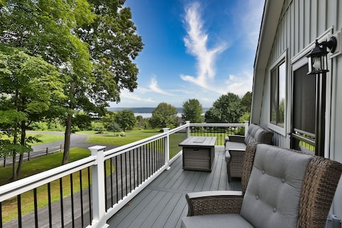 Whole House, Scenic Post and Beam Home Overlooking Canandaigua Lake! Sleeps 10