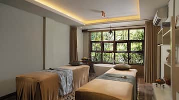 Espace de soins pour les couples, bain Ă remous, soins corporels
