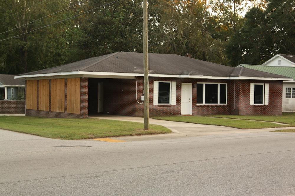 FANTASTIC PRICE !! FOR CHARLESTON!!<br>2 BR HOUSE <br>NO HIDDEN FEES <br>