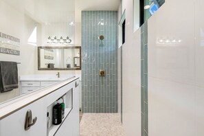 Hair dryer, towels, soap, shampoo - Tropical Paradise found. / deep water canal ...pool (Cape Coral)