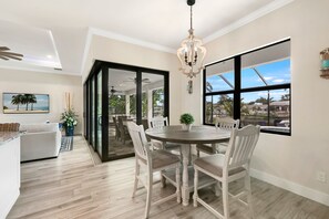Dining - Tropical Paradise found. / deep water canal ...pool (Cape Coral)