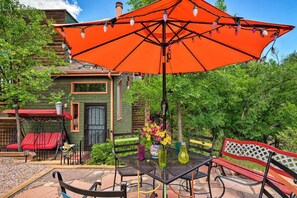 Outdoor dining - Secluded Mountain Retreat ~ Walk to Garden of Gods! (Colorado Springs)