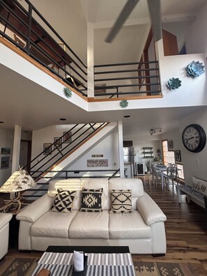 Smart TV, fireplace, stereo - Secluded Mountain Retreat ~ Walk to Garden of Gods! (Colorado Springs)