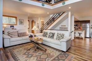 Smart TV, fireplace, stereo - Secluded Mountain Retreat ~ Walk to Garden of Gods! (Colorado Springs)