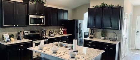 Frigorífico, microondas, horno y placa de cocina