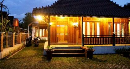 Anugro's Homestay By The Grand Java