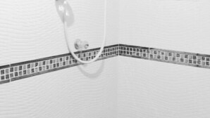 Een douche, handdoeken, zeep, shampoo