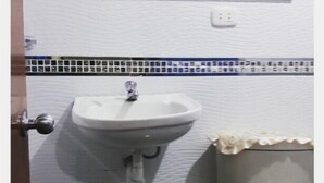 Een douche, handdoeken, zeep, shampoo